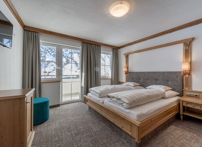 Appartement Schlafzimmer mit Bergblick in Obergurgl Ein Schlafzimmer im Appartement mit Doppelbett und Blick auf die verschneiten Berge.