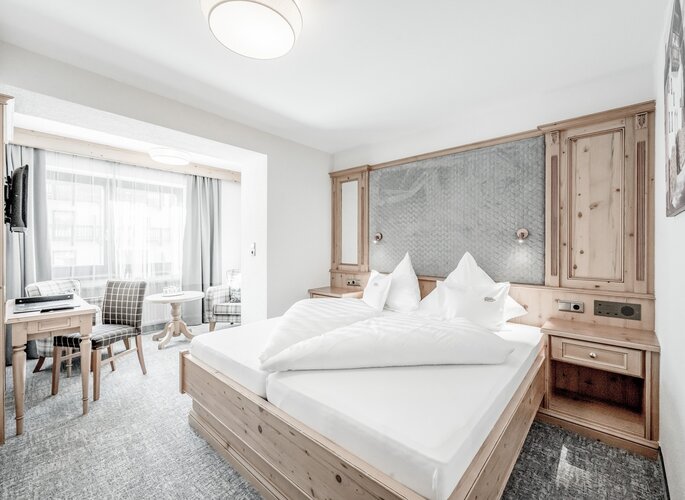Studio E4 im Hotel Jenewein für Familien Helles Studio mit Doppelbett und Sitzecke im Hotel Jenewein in Obergurgl.
